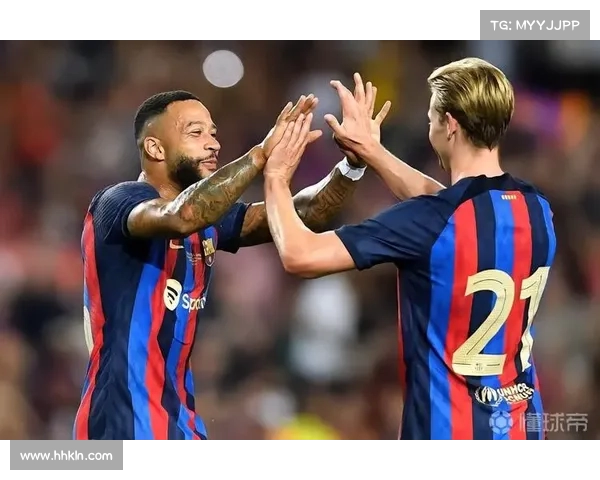 巴萨三名夏季新援捧甘伯杯合影 展现球队新气象