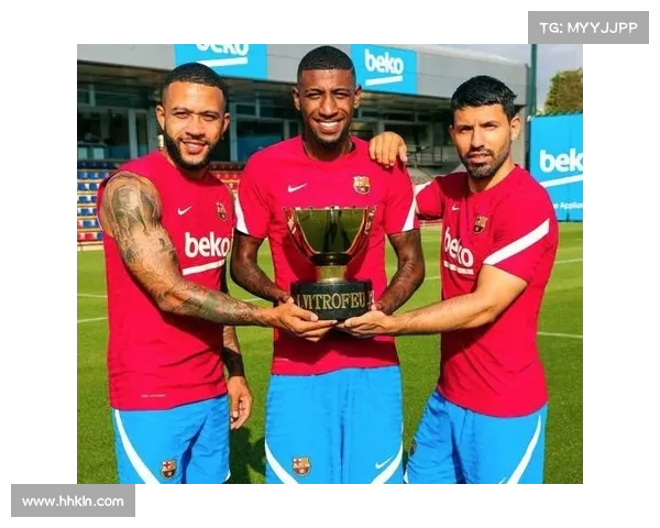巴萨三名夏季新援捧甘伯杯合影 展现球队新气象